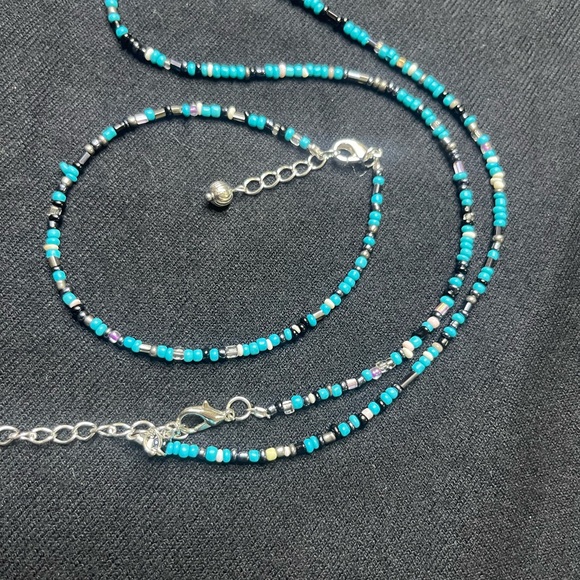 Elegant Beaded Necklace in Turquoise and Black Jewelry - Picture 2 of 2